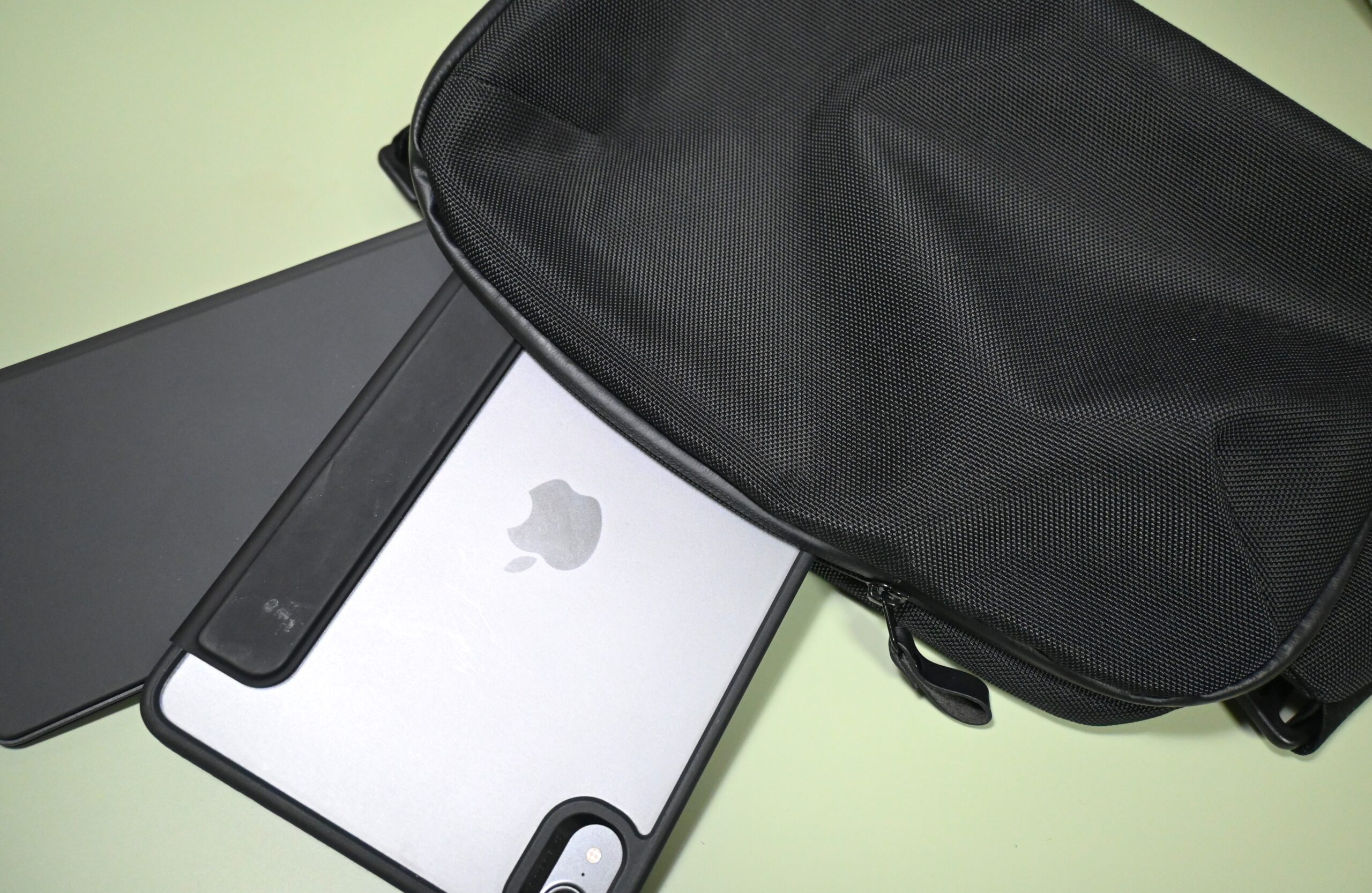 zepirion Urban Sling　はiPad Miniやその周辺機器を収納するのにとても良いバッグ！