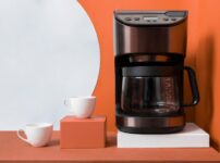 コーヒーマシンとコーヒーカップ