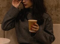 コーヒーを飲む女性