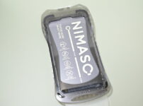iPhone 16 e　NIMASO 画面保護フィルム　カバーを取り付けた様子