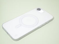 iPhone 16 e Switcheasy ケース　装着した様子