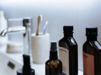 化粧品が置いてある棚