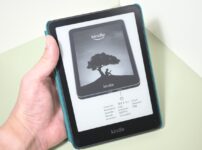 Kindle Paperwhite 12世代　純正カバーをめくって本を読む様子