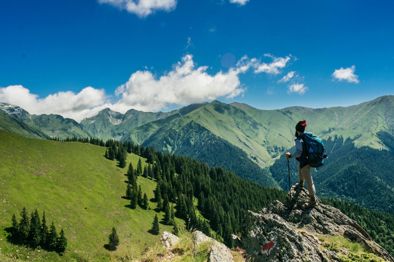登山をする人と山からの景色