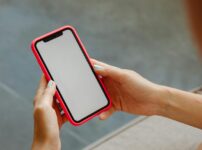 スマートフォンを操作する人