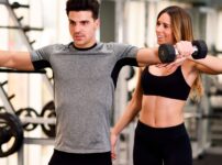 トレーナーからダンベルのトレーニングを受けている様子