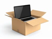段ボール箱にパソコンが入っている様子