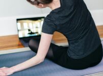 タブレットを見ながら自宅でトレーニングをしている様子