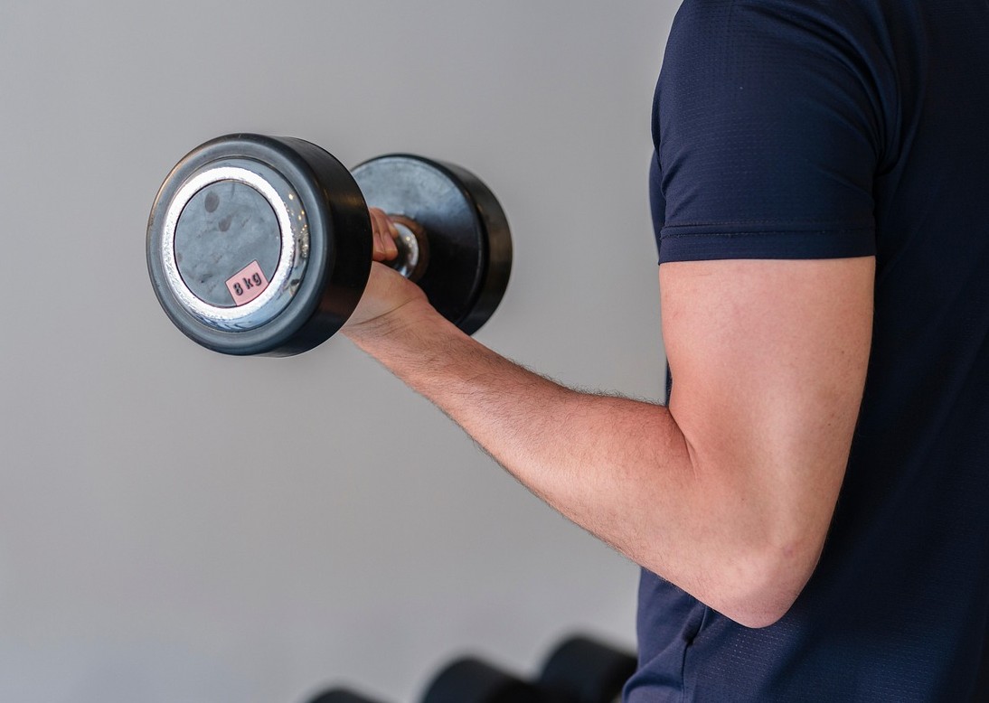 ダンベルを持って筋トレをしている男性