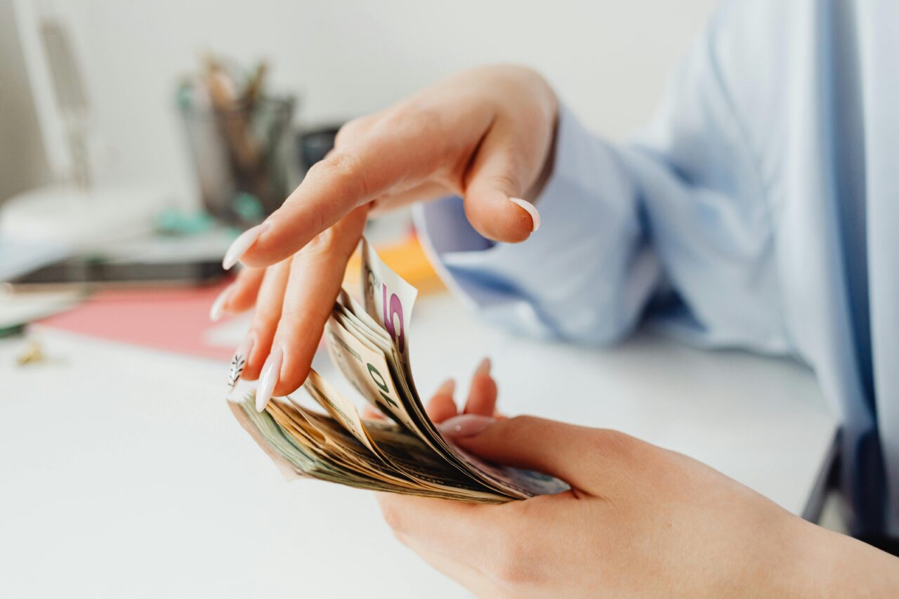 お金を数える人