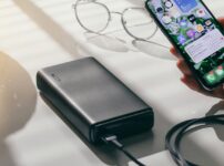 モバイルバッテリーとスマホ