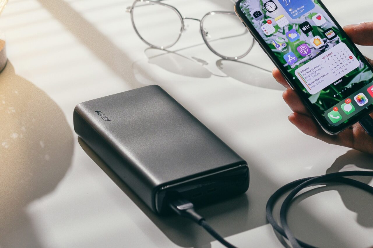 モバイルバッテリーとスマホ