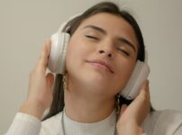 ヘッドフォンで音声を聴いて喜んでいる人