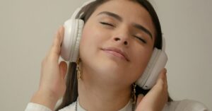 ヘッドフォンで音声を聴いて喜んでいる人