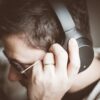 ヘッドフォンで音声を聴いている人