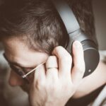 ヘッドフォンで音声を聴いている人