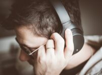 ヘッドフォンで音声を聴いている人