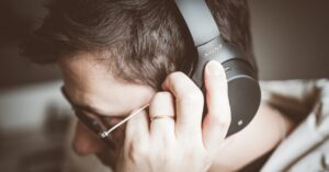 ヘッドフォンで音声を聴いている人