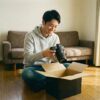 段ボールからカメラを出して喜んでいる人