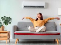 部屋で家電や家具に囲まれて喜んでいる人