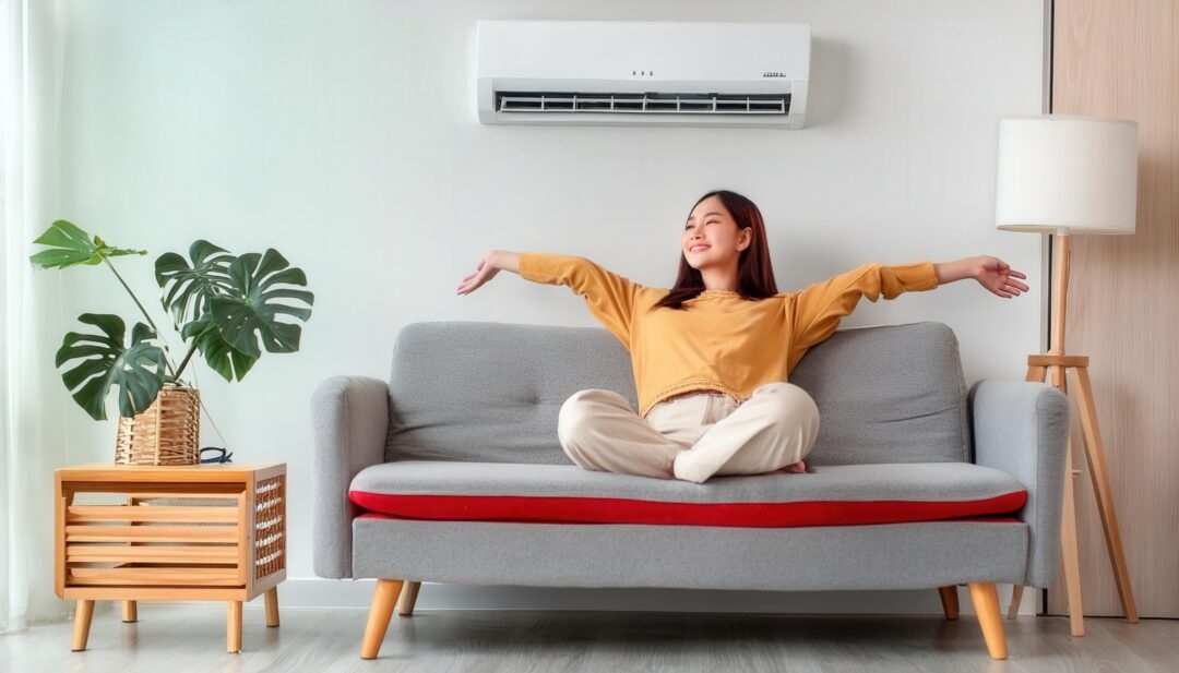 部屋で家電や家具に囲まれて喜んでいる人